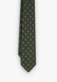 Corbata verde con un patrón floral, que presenta pequeñas flores coloridas sobre una tela texturizada. Forma estrecha con un extremo puntiagudo.