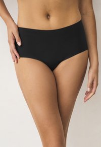 Mustad kõrge vöökohaga aluspüksid, millel on sile tekstuur ja õmblusteta disain, varustatud elastse vöökohaga mugavuse ja tänapäevase silueti tagamiseks.