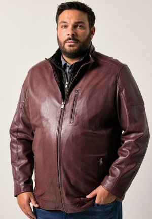 Chaqueta de cuero burdeos con una textura suave, cuello alzado, cremallera frontal y bolsillos laterales, que presenta un diseño elegante y contemporáneo.
