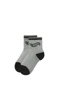 Šedé ponožky s černými částmi na patě a špičce. Černé pruhy nahoře a vyšívané logo "Hot Wheels" na boku. Elastický žebrovaný materiál.