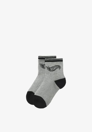 Graue Socken mit schwarzen Fersen- und Zehenbereichen. Schwarze Streifen am oberen Ende und ein gewebtes "Hot Wheels"-Logo an der Seite. Elastisches, geripptes Material.