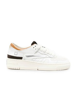 Witte lage sneaker met geperforeerde details, dikke zool en zwarte en beige accenten op de hiel en kraag, vanaf de zijkant gezien.