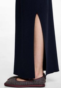 Námořnické pletené šaty s vysokými bočními rozparky, doplněné károvanými pantofli s burgundskými akcenty a flexibilní podrážkou.