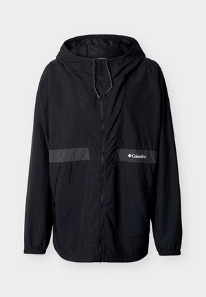 Schwarze Columbia-Kapuzen-Windjacke mit Frontreißverschluss, elastischen Bündchen und einem reflektierenden horizontalen Streifen über der Brust.