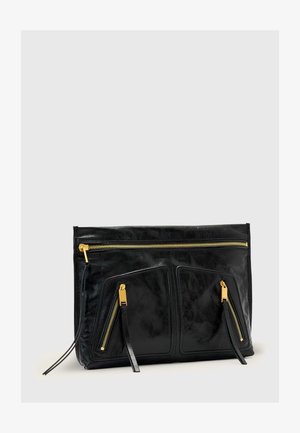 Μαύρο δερμάτινο τσαντάκι χειρός με δύο εμπρόσθιες τσέπες με φερμουάρ, χρυσά μεταλλικά στοιχεία και λείο υφή. Διαθέτει επίπεδο, ορθογώνιο σχέδιο.