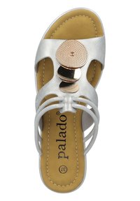 Zilveren leren sandaal met uitsparingsontwerp, voorzien van een ronde metalen accent en twee gladde schijven, geplaatst op een tan gekussen zool.