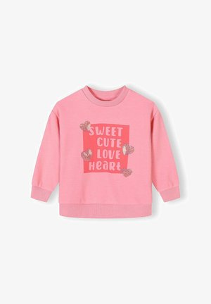 Rožinės spalvos ilgomis rankovėmis džemperis su ribota rankogalių ir apačios apdaila, ant priekinės dalies yra užrašas „Sweet Cute Love Heart“ ir keturios blizgios širdelės.
