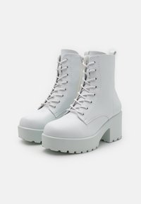 Koi Footwear Kotníkové boty na platformě - white
