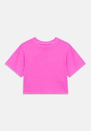 Felroze korte mouw katoenen cropped top met een ronde halslijn, weergegeven op een effen lichtgrijze achtergrond.