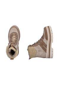 Kamelowe zamszowe botki z futrzanym fleecem, metalowymi oczkami i grubymi białymi gumowymi podeszwami. Posiadają logo z boku oraz sznurowane zapięcie z przodu.