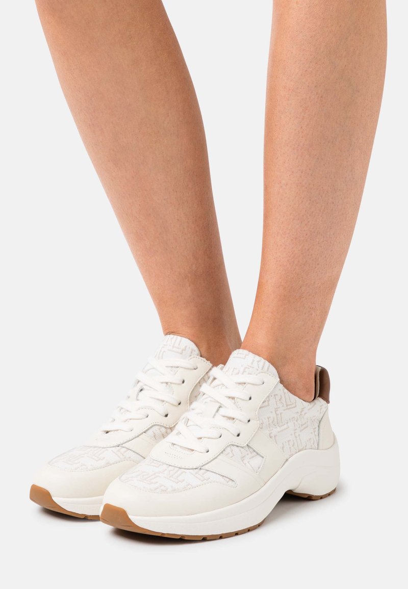 Lauren Ralph Lauren RYLEE MONOGRAM JACQUARD SNEAKER - Sapatilhas - vanilla/deep saddle tan