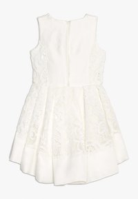 Witte jurk met een gemêleerde lijfje met mesh en kant overlay, een aansluitende taille, uitlopende rok en een verborgen ritssluiting aan de achterkant.