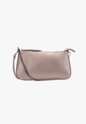 Beige Leder-Clutch mit Kettenriemen, dreieckiger Form, Reißverschluss und dezentem Markenlogo. Glatte Textur mit minimalen Akzenten.