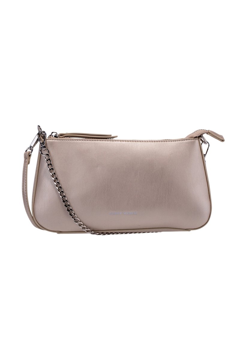 Borsa a mano in pelle beige con tracolla a catena, forma triangolare, chiusura con zip e logo del marchio sottile. Texture liscia con accenti minimi.