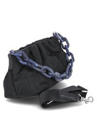 Czarna, miękka torba z materiału, o marszczonym fasonie, z ciemnoniebieskim łańcuszkiem na ramię oraz odpinanym czarnym paskiem na ramię. Srebrne akcenty metalowe.