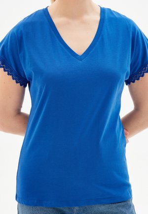 Blauwe, kortgebitte t-shirt van zachte stof, met een V-halslijn en kantaccenten op de mouwen. Smooth textuur, klassieke pasvorm.