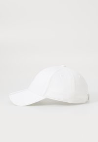 Witte katoenen baseballcap met een gebogen klep, verstelbare riem aan de achterkant en subtiele stikdetails. Glad oppervlak met een effen kleur.