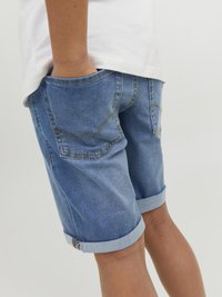 Denimshorts i ljusblått med uppvikta kanter, med två bakfickor och kontrasterande gula sömmar.