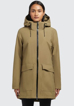 Parka impermeabile khaki con cappuccio, cerniera nera, due tasche frontali e silhouette dritta. Tessuto liscio con finitura opaca.