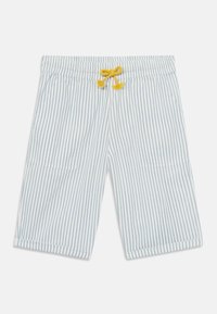 Stripete shortser i lys blå og hvit bomull, med to lommer og en gul snor med dusk på livet.