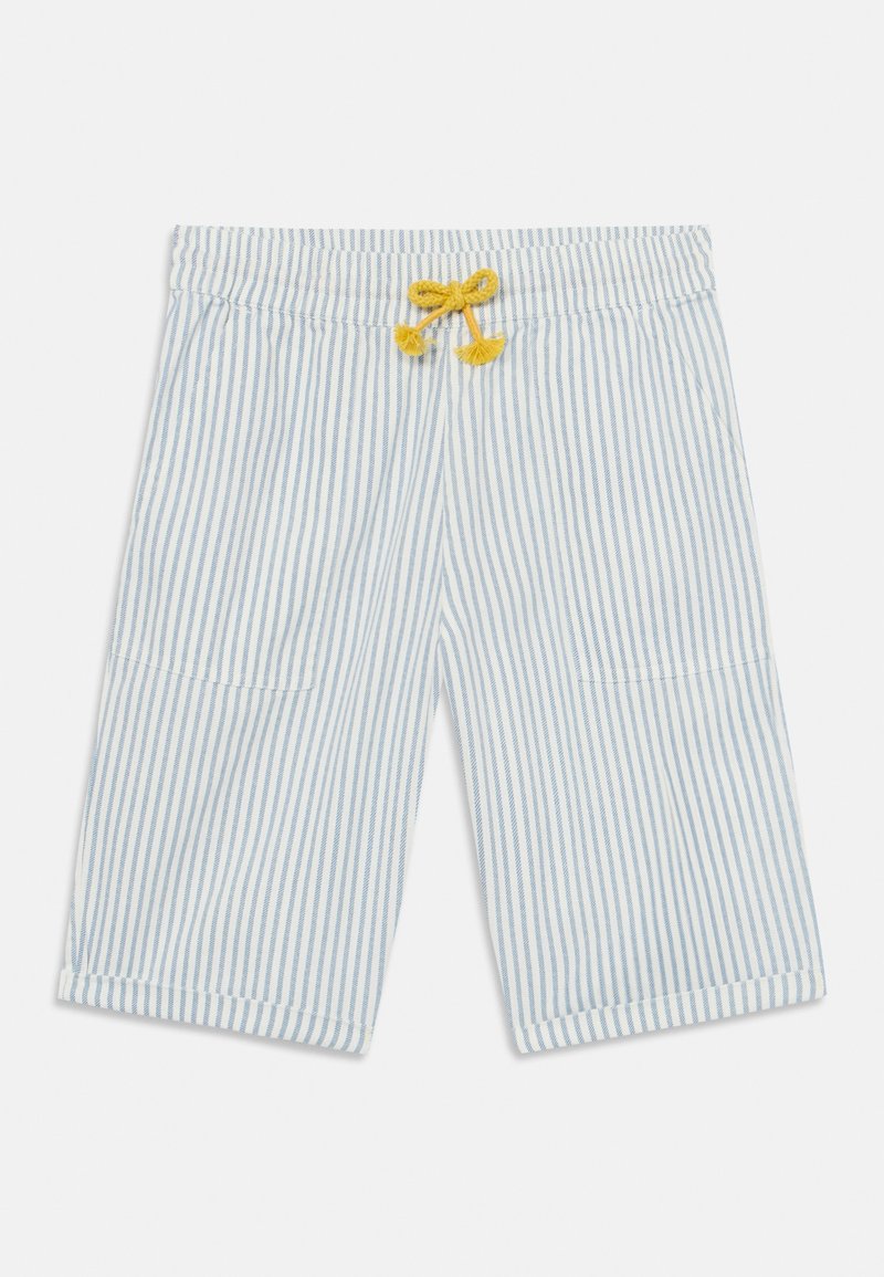 Gestreifte Shorts aus hellblauem und weißem Baumwollstoff, mit zwei Taschen und einem gelben Kordelzug mit Quasten am Bund.