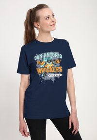 Námořnická modrá tričko s grafikou "San Antonio Wreckers 1997 Baseball" v oranžových a bílých akcenty, ztvárňující design sportovního maskota.