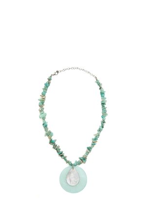Halskæde med uregelmæssige turkise perler og en rund mintgrøn vedhæng med en dråbeformet hvid skaller i centrum.