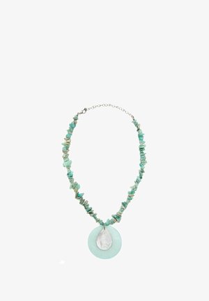 Halskæde med uregelmæssige turkise perler og en rund mintgrøn vedhæng med en dråbeformet hvid skaller i centrum.