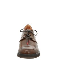 Braune Leder-Schuhe mit glatter Oberfläche, runder Zehenpartie, grauen Schuhbändern und roten Schnürsenkelspitzen. Merkmale sind eine gestickte Umrandung und eine Gummisohle.