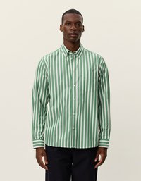 Zaļi un balti svītrota krekls, ar pogu aizdari, garām piedurknēm, viena krūšu kabata, gluda tekstūra un klasiskā apkakle.