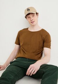 DOCKERS ALPHA SKINNY - Chinos - deep forest