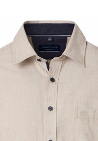 Beżowa, strukturalna koszula męska na guziki z granatowym wnętrzem kołnierza, ciemnymi guzikami i kieszenią na piersi, oznaczona jako Casa Moda w kroju comfort fit, rozmiar L 41/42.