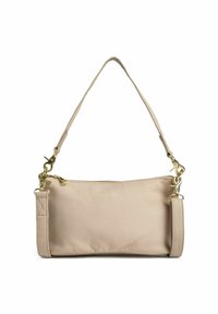 Beige Leder-Clutch mit glatter Oberfläche, ausgestattet mit einem abnehmbaren Trageriemen und goldfarbenen Beschlägen. Reißverschluss entlang der oberen Kante.