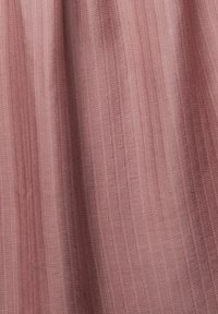 Støvet lyserødt stof med lodrette nålestriber. Blød tekstur med subtile syningsdetaljer, der skaber et lagdelt udseende. Glat og let.