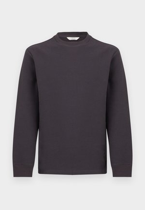 Hosszú ujjú, sötétszürke, gofrémintás póló kerek nyakkivágással és bordázott mandzsettákkal, fehér háttéren bemutatva.