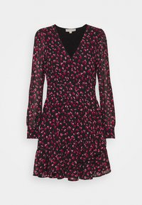 Vestido negro con mangas largas de gasa, escote en V y un patrón floral en tonos rosas, con una falda con volantes. Textura de tela ligera.