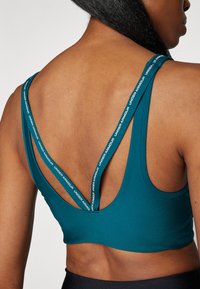 Under Armour INFINITY LOW STRAPPY BRA - Light support sports bra - hydro teal/white