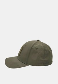 Casquette de baseball vert olive avec des trous de ventilation cousus et un patch rectangulaire sur le panneau avant, vue de côté.