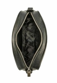 Czarna skórzana torba o teksturowanej powierzchni, zamykana na srebrny zamek błyskawiczny, z gładkim, czarnym satynowym wnętrzem z subtelnym wzorem.