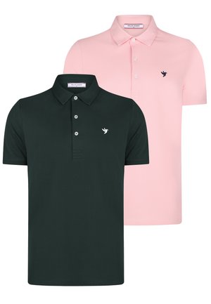Zwei Poloshirts: eines in dunkelgrün mit drei Knöpfen und einem kleinen weißen Logo, und ein anderes in hellrosa mit einem ähnlichen Logo.
