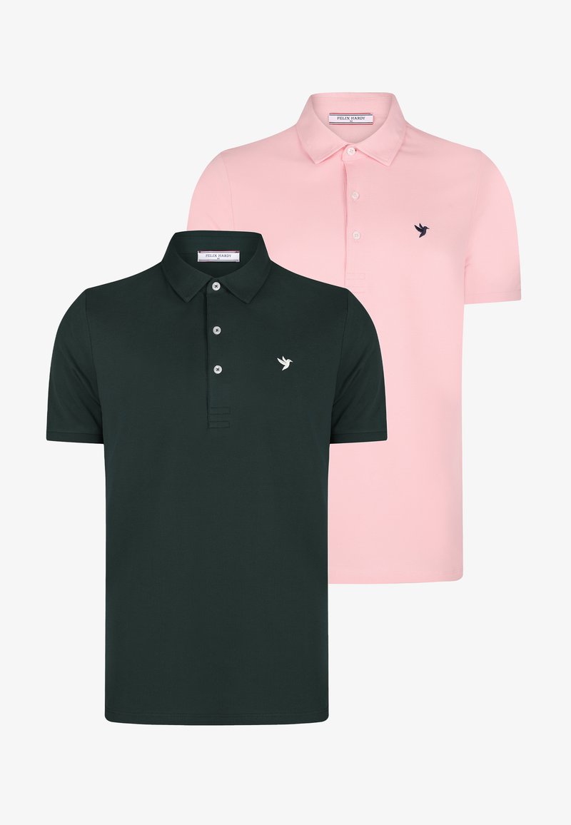 Två polo skjortor: en i mörkgrön med tre knappar och en liten vit logotyp, och en annan i ljusrosa med en liknande logotyp.