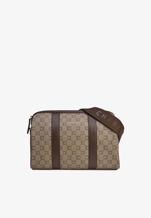 Sac bandoulière Chabrand beige et marron avec motif circulaire, deux bandes verticales en cuir, fermeture éclair et large bandoulière avec logo.