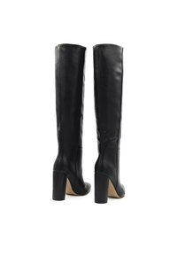 Stivali in pelle neri, al ginocchio, con una texture liscia, punta rotonda e tacco alto chunky, caratterizzati da un design minimalista senza decorazioni.