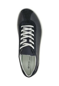 Zapatillas de cuero negro y ante con cordones blancos, parte superior texturizada, forma redondeada y plantilla acolchada. Marca Ecco visible en el interior.