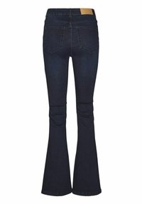 Jeans évasés bleu foncé montrés de dos avec deux poches arrière et une étiquette de marque en cuir marron sur la ceinture.