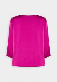 Blouse fuchsia à manches trois-quarts, tissu satin lisse, encolure ronde et coupe droite. Présente un léger éclat et un design minimaliste.