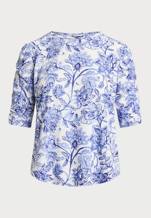 Lilleline blouse sinise ja valge mustriga, valmistatud pehmest kangast. Sellel on ümmargune kaelus ja kolmeveerand pikkuses varrukad.