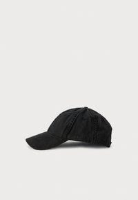 Casquette de baseball noire à six panneaux et visière courbée, avec un logo subtil brodé sur le côté, présentée sur un fond blanc.