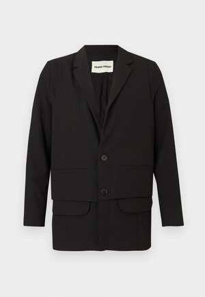 Schwarzer Blazer mit Reverskragen, zwei aufgesetzten Fronttaschen, Doppelknopfverschluss und geradem Schnitt. Hergestellt aus einem glatten Stoff.