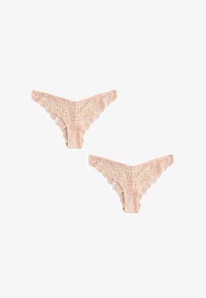 Deux strings en dentelle rose pâle avec des bords festonnés sur fond blanc.